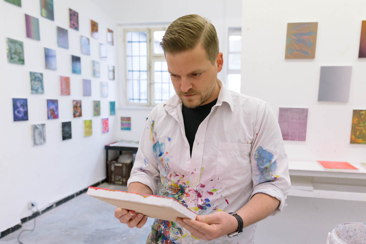 David Mellin im Atelier. Foto: Monika Hanfland