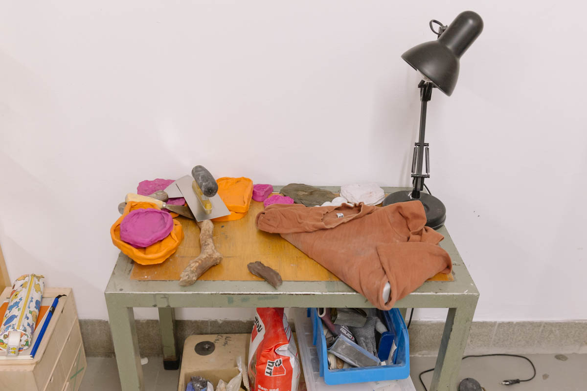 Alesha Klein im Atelier. Foto: Monika Hanfland