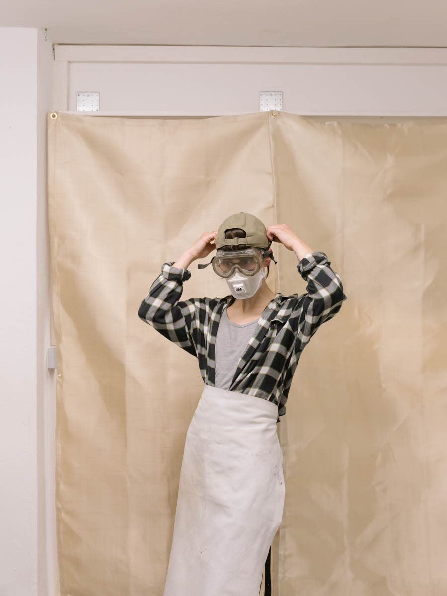 Alesha Klein im Atelier. Foto: Monika Hanfland