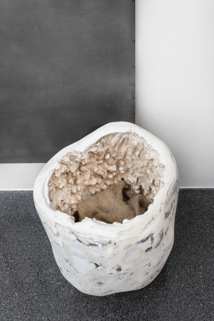 „Listen, mistress, I have roots“ II, 2021 Metall, Stuckmarmor (Scagliola), Gips,  Pigment, Wolle, Sound  165 × 110 × 50 cm
