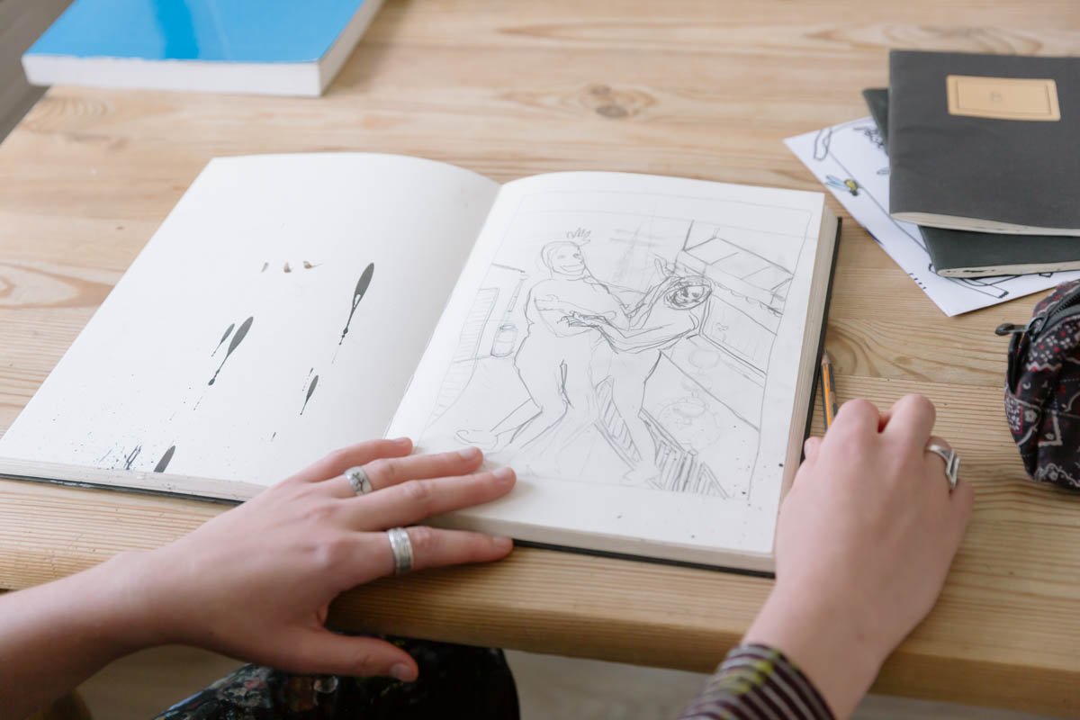 Lucia Danieleit im Atelier. Foto: Monika Hanfland