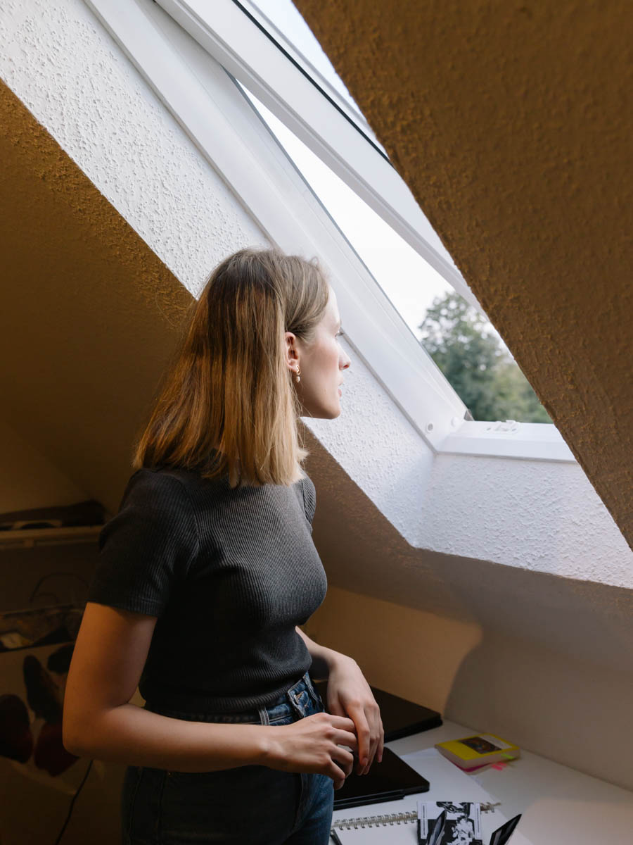 Lisa Grätsch im Atelier. Foto: Monika Hanfland