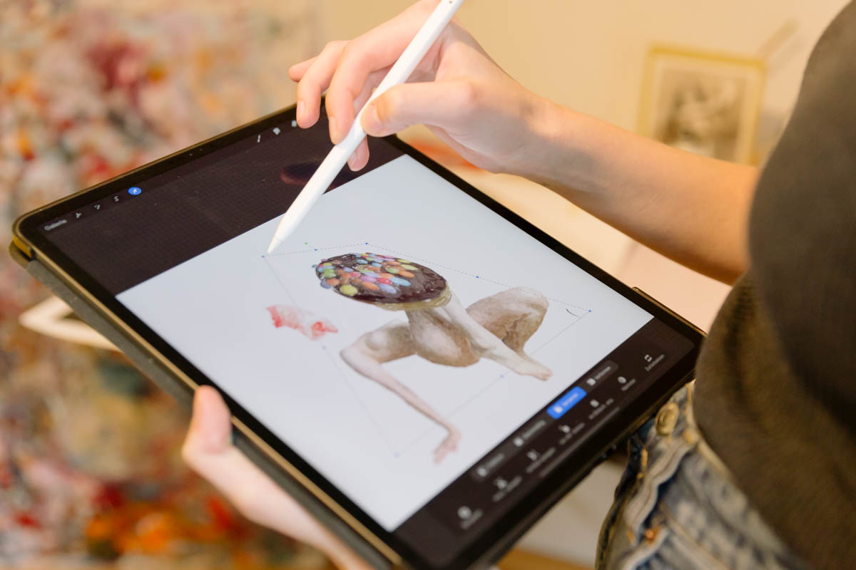 Lisa Grätsch im Atelier. Foto: Monika Hanfland